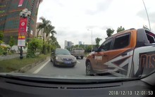 Đi ngược chiều, xe biển xanh bị ép lùi hàng trăm mét ở Hà Nội