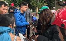 Cuộc giao dịch vé "chớp nhoáng" trước cổng Liên đoàn Bóng đá