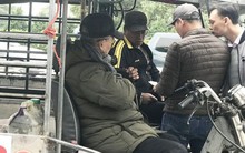 Giao dịch chớp nhoáng giữa người xưng thương binh và dân "phe vé" ngoài cổng liên đoàn