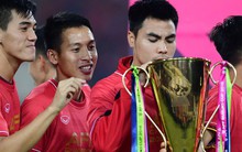 Văn Đức - Đức Chinh tinh nghịch hôn cúp, Hùng Dũng - Đức Huy soi kỹ đáy cúp xem có gì bên trong