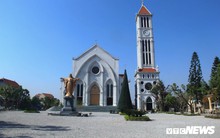 Ảnh: Cây thông Noel khổng lồ cao 12m mừng lễ Giáng sinh ở Hà Nội