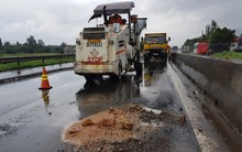 Cận cảnh vá “ổ voi” bằng… sỏi trên Quốc lộ 1