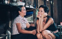 Khoảnh khắc giản dị của H’Hen Niê và mẹ tại quê nhà gây sốt cộng đồng fan quốc tế