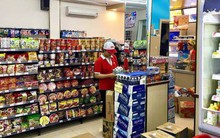 Người trẻ Việt vào cửa hàng tiện lợi ăn snack, uống nước ngọt và lướt net