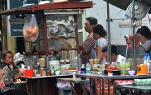 Nhăm nhe đánh thuế xe ôm, quán cóc