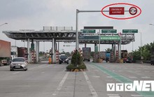 Ảnh: Gần đến ngày thu phí, tài xế vẫn ngang nhiên chiếm Trạm BOT Tiên Cựu làm nơi đỗ ô tô