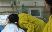 Nụ hôn vĩnh biệt của người vợ dành cho chồng chết não quyết hiến tặng sự sống cho 5 người khác gây xúc động mạnh