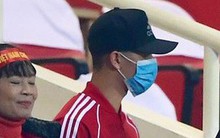 Trọng "sơ vin" đeo khẩu trang, đội mũ kín mít dự khán trận Việt Nam - CHDCND Triều Tiên