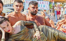 Dolce & Gabbana tiếp tục “ăn gạch” vì bộ ảnh mới bị cho là phân biệt giàu nghèo, body shaming và để lọt cả đồ Louis Vuitton