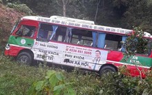 Xe buýt chở hơn 20 khách lao xuống vực sau cú đối đầu xe ben trên quốc lộ