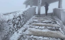 Băng tuyết phủ trắng nhà cửa, xe cộ ở đỉnh Mẫu Sơn