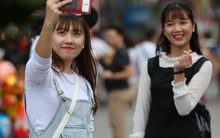 Hàng vạn người đổ về phố đi bộ Nguyễn Huệ đón năm mới