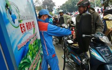 Khách hàng ngại xăng E5 vì hao tốn?