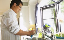 Từ câu chuyện của tỷ phú Jeff Bezos, đàn ông Việt Nam rửa bát ra sao?