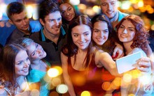 Làm sao để tỏa sáng mà vẫn thanh lịch khi dự tiệc tất niên: Bạn sẽ hối hận nếu không biết đến những điều này