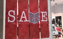 Hàng tiêu dùng đồng loạt giảm giá cuối năm, người mua cẩn trọng