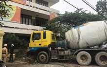 Xe bồn mất lái khi dừng đèn đỏ, tông bay cổng Trung tâm Kế hoạch hóa gia đình