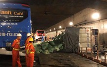 Xe tải tông đuôi xe khách rồi lật ngang, bốc cháy trong hầm Thủ Thiêm