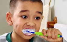 "Fluor gây khuyết tật bẩm sinh, ung thư" - thông tin đang lan truyền khiến nhiều người lo ngại, tẩy chay kem đánh răng: Sự thật thì sao?