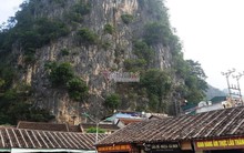 Thang máy 102 tầng ở phố cổ Đồng Văn được xây rồi tạm dừng thế nào?