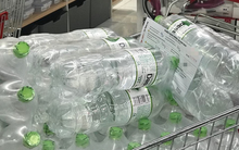 Người dân Hà Nội chi tiền triệu để mua nước khoáng đóng chai do ô nhiễm nước