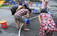 Cư dân chung cư HH Linh Đàm đổ bỏ nước cấp miễn phí vì có mùi tanh