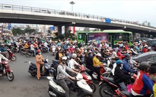 "Xếp hàng hít khói" trên con đường tắc nghẽn triền miên