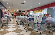 Góc kinh tế học: Tại sao không nên tăng giá nước đóng chai khi người dân bị ô nhiễm nguồn nước?