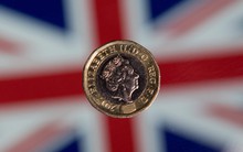 Brexit rối như tơ vò, bảng Anh trượt dốc