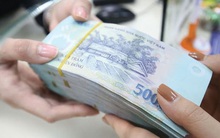 Ngân hàng bất ngờ giảm lãi suất huy động giữa mùa kinh doanh cao điểm