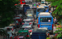 Cửa ngõ sân bay Tân Sân Nhất kẹt cứng, nhiều hành khách xuống xe đi bộ