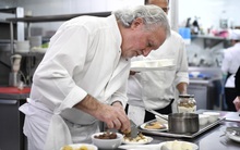 Đầu bếp Michelin nổi tiếng Paris: "Danh hiệu Michelin không quan trọng bằng chính những gì chúng ta đem đến cho thực khách"