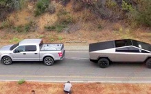 Cybertruck của Tesla kéo co với F-150 của Ford