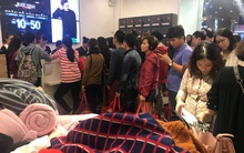 Cận kề Black Friday: Người dân xếp hàng dài, chờ nửa tiếng đồng hồ vẫn chưa đến lượt thanh toán