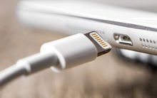 Đã có rất nhiều vụ tai nạn thương tâm khi vừa dùng điện thoại vừa sạc nhưng vô số người vẫn chủ quan!