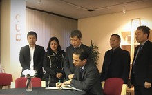 Thứ trưởng Ngoại giao Tô Anh Dũng ký sổ tang, đặt hoa tưởng niệm 39 nạn nhân tử vong trong thùng container