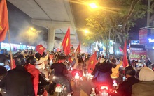 Kiếm tiền triệu chỉ sau vài giờ nhờ bán cờ, áo...mừng đội tuyển U22 Việt Nam vô địch SEA Games 30