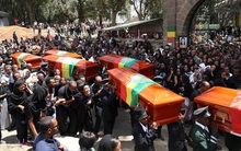 Thảm cảnh gia đình các nạn nhân chết trong tai nạn Boeing 737 MAX: Bị quấy rối ngay cả trong đám tang bởi những kẻ tự xưng "công ty luật của Mỹ"