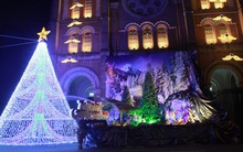 Người Sài Gòn tất bật chuẩn bị chào đón Giáng sinh