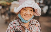 Nụ cười lạc quan của bà bán vé số dạo và món quà xúc động từ nhiếp ảnh gia