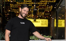 Ở độ tuổi 30, chàng trai này quyết định từ bỏ công việc hàng đầu phố Wall để xây dựng nên đế chế đồ ăn nhanh hàng đầu nước Úc