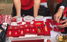 Xếp hàng dài mua vàng, bánh hũ vàng, cá lóc... làm không kịp bán, dân buôn lãi đậm trong ngày vía Thần Tài