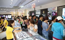 Không khí tấp nập mua vàng Thần tài ở Hà Nội, Đà Nẵng, Tp. Hồ Chí Minh