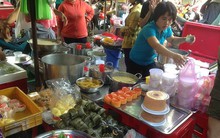 Người dân Sài Gòn xếp hàng mua chè, heo quay cúng Thần tài
