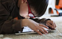 Dùng điện thoại "trông trẻ" để rảnh tay hơn, cha mẹ đang từng bước hủy hoại sức khỏe và cả tương lai của con cái