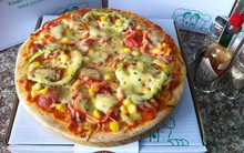 "Bản sao" Donald Trump và Kim Jong Un được mua bánh pizza với giá 0 đồng