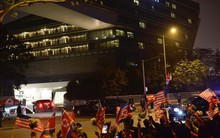 Đoàn siêu xe The Beast đưa Tổng thống Trump về khách sạn JW Marriott qua cửa bếp