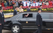 [VIDEO] Cận cảnh Chủ tịch Triều Tiên Kim Jong-un kéo cửa kính xe bọc thép vẫy chào người dân Việt Nam