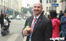 Đặc vụ Mỹ đi bộ cả cây số mua đồ ăn, khen cà phê Hà Nội ngon