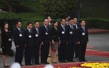 Em gái ông Kim Jong Un duyên dáng nhận hoa trong lễ đón chính thức tại Phủ chủ tịch